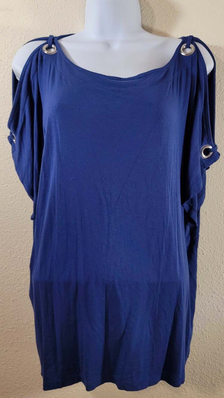 Cable & Gauge Blue Round Neck Cold Shoulder With Rivets Top 1X Plus Lightweight